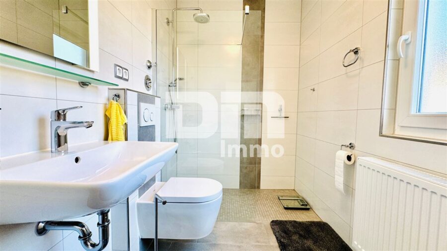 Modernisiertes Ein- bis Zweifamilienhaus mit Maisonettebereich in Traumlage - EG Badezimmer Dusche ebenerdig